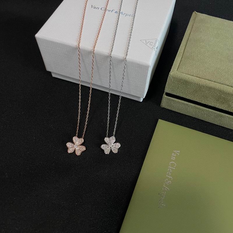 Van Cleef & Arpels necklace 06yxs01